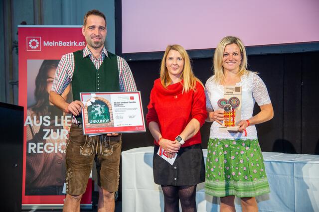 Die siegreiche Gewinnerfamilie Magritzer aus dem Mürztal (außen) mit Angelika Thenhalter (Regionalmedien Steiermark)