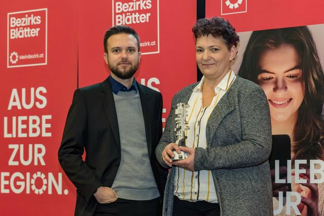Sonnengartl-Obfrau Claudia Fartek erhielt von RegionalMedien Burgenland-Geschäftsführer Walter Art die Regionalitätspreis-Trophäe.