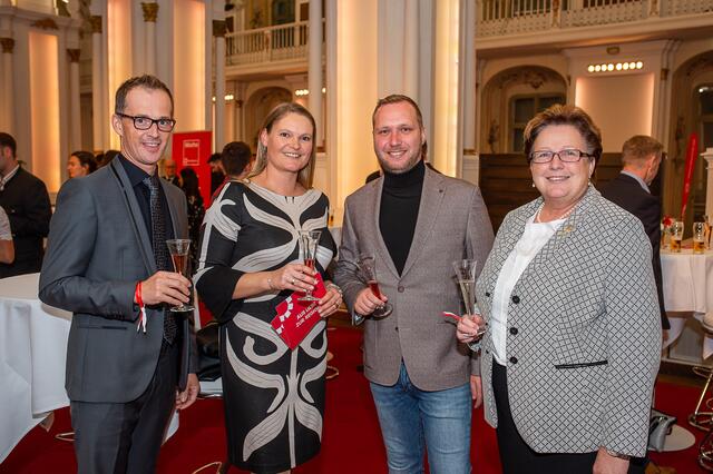 Holte den Regionalitätspreis für den Bezirk Deutschlandsberg: Manuel Kapper (2.v.r.) mit Elisabeth Korbe (2.v.l. Regionalmedien Steiermark) | Foto: Foto Jörgler