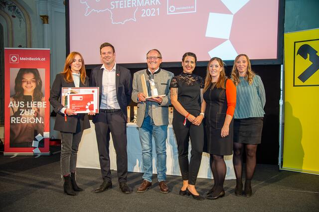 Die diesjährigen Gewinner nahmen die Gewinner 2020 aus dem Ennstal kurzerhand mit nach Graz und auch gleich mit auf die Bühne - chapeau! | Foto: Foto Jörgler
