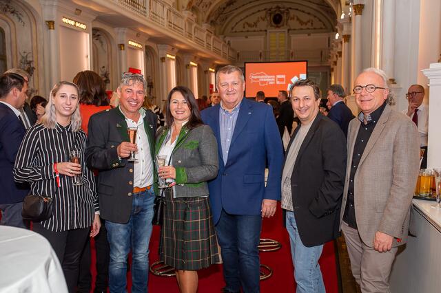 Siegerfoto aus dem Bezirk Voitsberg: Selina Wiedner (Regionalmedien Steiermark), die Gewinner der Edelbrennerei Pipifein, René Lederer und Harald Almer ((Regionalmedien Steiermark) | Foto: Foto Jörgler