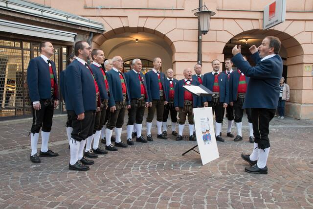 Die Mühlauer unter ihren Chorleiter Thorsten Weber beim Platzlsingen in Innsbruck in Aktion. | Foto: Reinhold Sigl