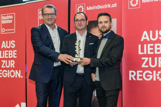 Einen Regionalitätspreis gab es für das Gemeindezentrum Raiding. Bgm. Markus Landauer (mi.) und OSG-Obmann Alfred Koller (li.) freuten sich über die Trophäe.