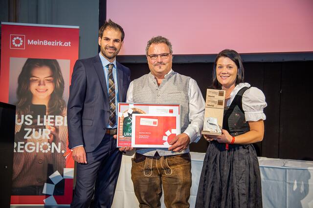 Das Gute liegt in Seckau bei Adeg Pressler so nah ... und auf der Siegerstraße: Stefan Verderber (Regionalmedien Steiermark), Herbert Pressler und Begleitung  | Foto: Foto Jörgler