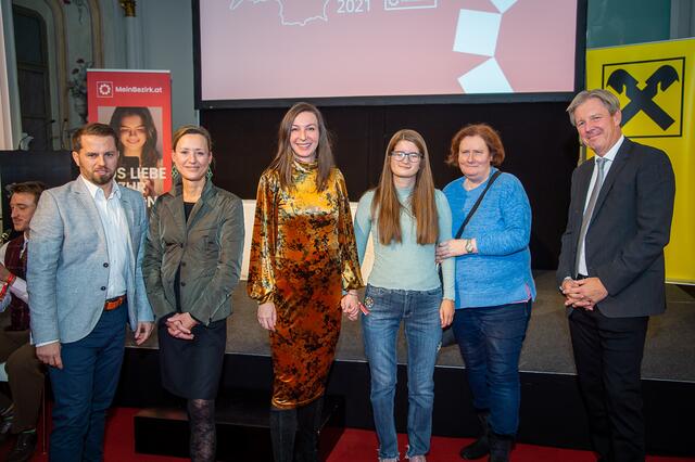 Freude bei der Lebenshilfe Steiermark über den Beitrag, den die Tagesförderstätte Anzengrubergasse rund um Christiane Schloffer mit der Fertigung der Trophäen leistete. | Foto: Foto Jörgler