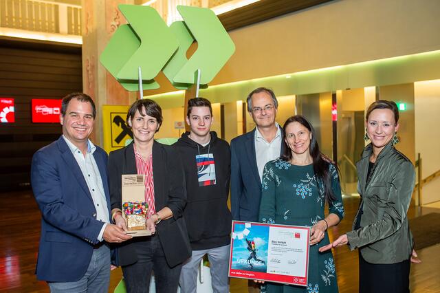 Der von der SFG geförderte Preis in der Sonderkategorie ging an die Bisy Gmbh von Anton Glieder, hier flankiert von den SFG-Vertretern Michael Schickhofer (l.) und Nicole Prutsch (r.) | Foto: Foto Jörgler