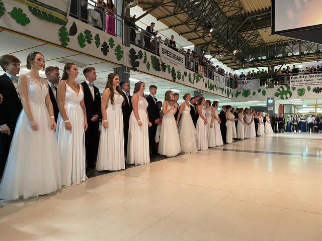 83 Maturantinnen und Maturanten der HLW sowie 15 Absolventinnen und Absolventen der FW Deutschlandsberg haben in kürzester Zeit einen Maturaball im Bundesschulzentrum auf die Beine gestellt. | Foto: Susanne Veronik