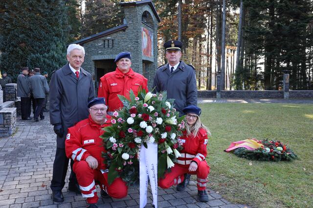 Vertreter:innen des Roten Kreuzes
mit dem Gedenkkranz 
hinten:
Bezirksstellenleiter Mag. Luipersbeck, OL Robert Oswald, Dienstführer Erwin Hanzl
vorne: Steiner Herbert und Stephanie Lackinger