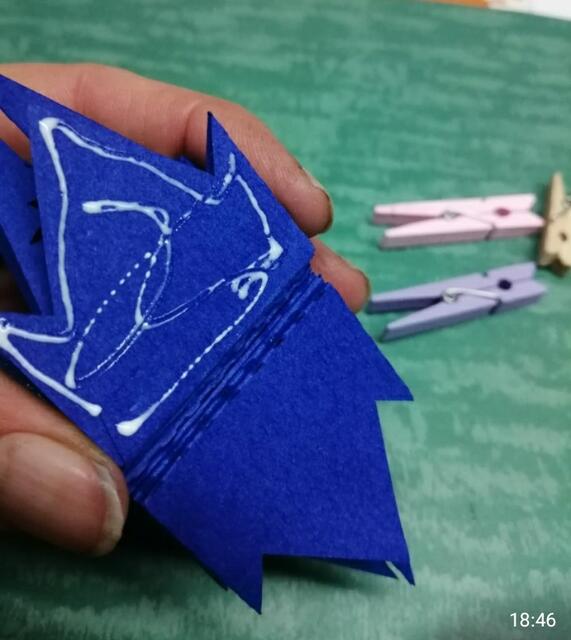 Beim Zusammenkleben ist zuerst Fingerfertigkeit gefragt und dann Geduld | Foto: Dagmar Niederkrottenthaller