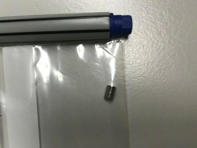 Ein Vergleichsfoto: Der Schreibstift oben zeigt, wie klein die Kopfhörer waren, mit denen bei den Führerscheinprüfungen betrogen wurde.