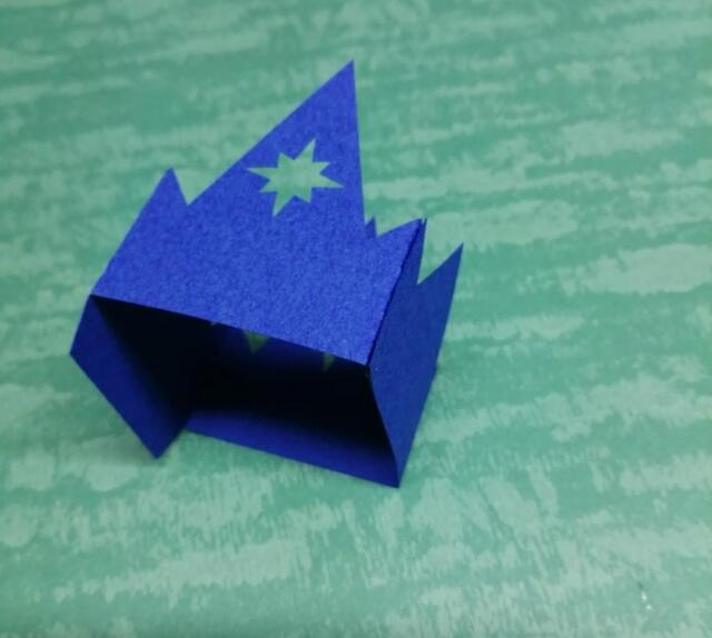 Einer von sieben Zacken: fertig geschnitten, gefaltet und geklebt | Foto: Dagmar Niederkrottenthaller