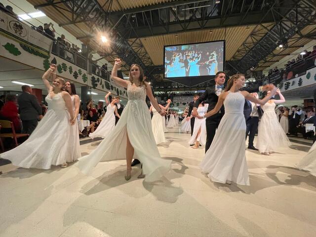 Die Maturantinnen und Maturanten der HLW sowie die Absolventinnen und Absolventen der FW haben mit ihrer Polonaise eine rauschende Ballnacht in Zeiten von Corona eröffnet. | Foto: Susanne Veronik