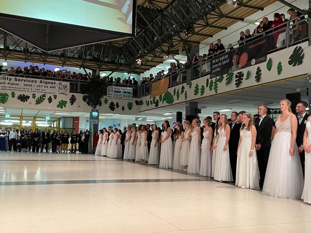 Mit einer Personenbeschränkung auf 1.500 war die Hälfte der sonst üblichen Ballgäste beim Maturaball der HLW/FW im Bundesschulzentrum Deutschlandsberg erlaubt, immer noch weitaus parkettfüllend. | Foto: Susanne Veronik