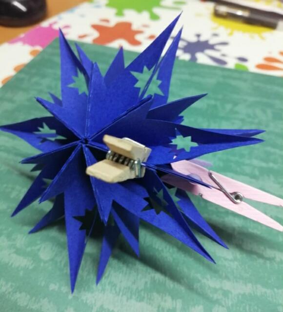 Beim Trocknen werden die Teile mit Wäscheklammern fixiert | Foto: Dagmar Niederkrottenthaller