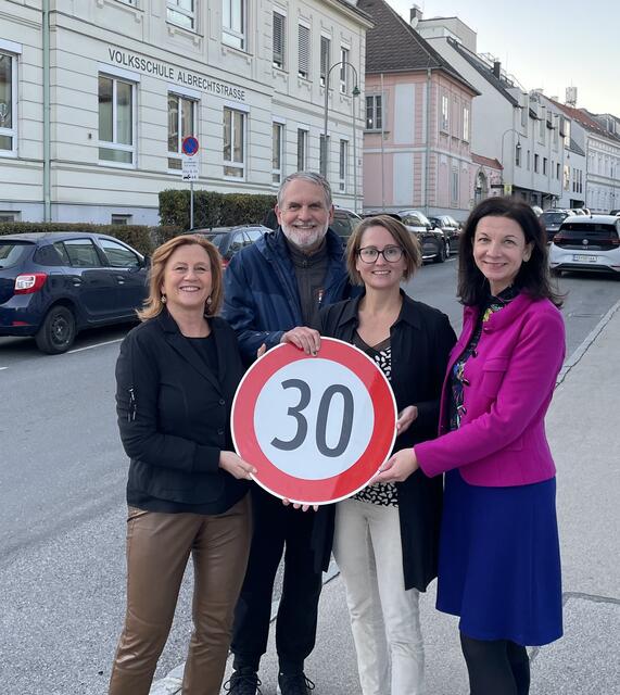 30er vor den Schulen: Schulstadträtin Maria Theresia Eder, Direktor Werner Sallomon, Gemeinderätin Katharina Danninger, Direktorin Sabine Maria Geyrhofer. | Foto: VP Klosterneuburg