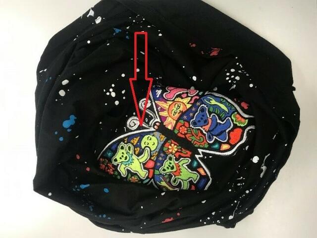Kaum sichtbar: Die Miniaturkamera (siehe Pfeil) wurde am T-Shirt angebracht.
