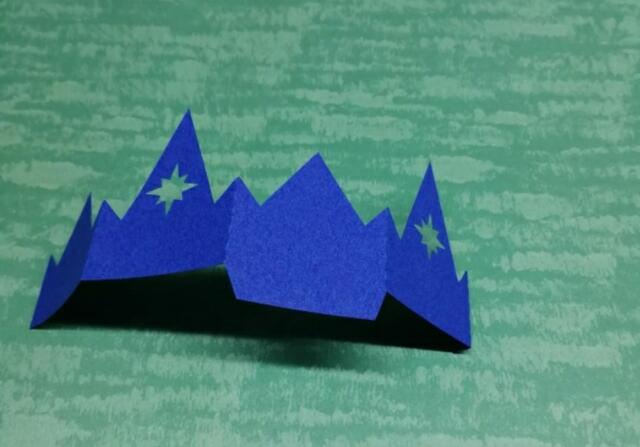 Für einen Stern sind viele Arbeitsschritte notwendig.  | Foto: Dagmar Niederkrottenthaller