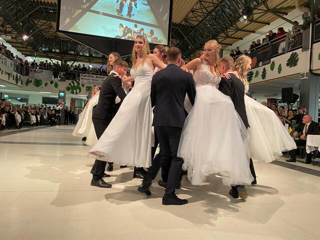 Spektakuläre Hebefiguren belebten die originelle Polonaise beim Maturaball der HLW/FW Deutschlandsberg. | Foto: Susanne Veronik