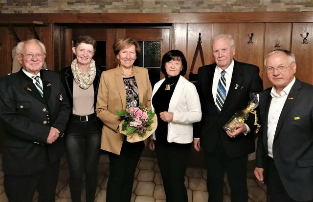 Ältestes Mitglied Hans Schauperl, Marta Haberl, Herta Thaller, Emma Posch, Hans Verhofsek und Bgm Josef Ober.  | Foto: Woche
