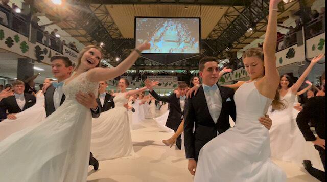 Große Freude über die gelungene Polonaise beim Maturaball der HLW/FW am Bundesschulzentrum Deutschlandsberg.