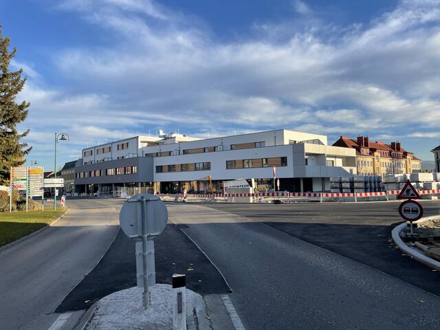 Am 22. November ist es so weit: Das neue Gebäude am Hauptplatz wird eröffnet. Das Gesundheitszentrum wird mit Anfang Jänner öffnen. | Foto: Tanja Handlfinger