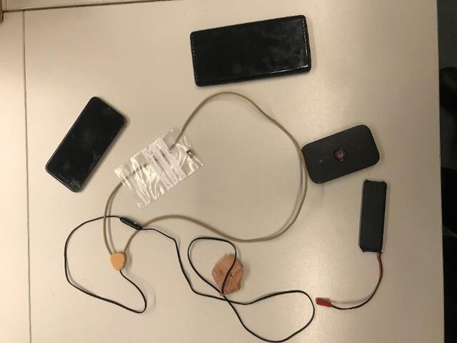 Von der Polizei sichergestellt: Mit diesem Equipment, das teilweise am Körper der Prüflinge festgeklebt war, wurden die Führerscheinprüfungen absolviert.