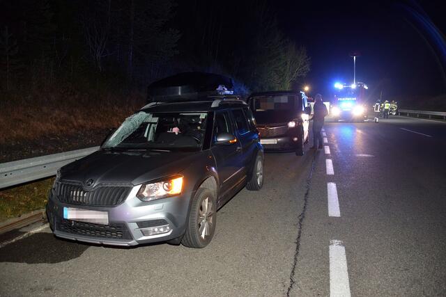 Das Auto der Schweden wurde beim Unfall schwer beschädigt. | Foto: Zoom Tirol