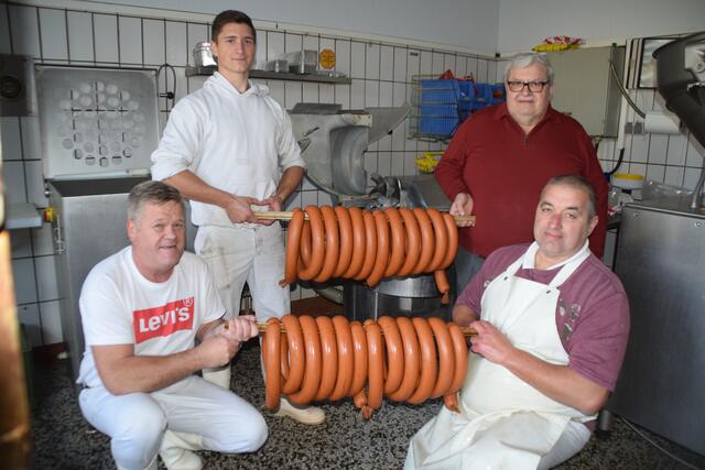 Weltmeistertitel für Braunschweiger: Alois Brunner (rechts stehend) und Enkelsohn Felix (links stehend) mit den Mitarbeitern Ludwig und Gabriel.  | Foto: Elisabeth Kloiber