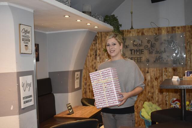 Im "lokal" bei Yasmin Fritz Jesse kann man schon Wunsch-Lose abholen und bis 12. Dezember 2021 die gepackten Geschenke abgeben. | Foto: RegionalMedien