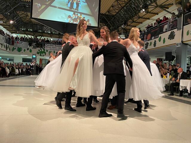 Einmal reihum und weiter geht's in der Polonaise. | Foto: Susanne Veronik