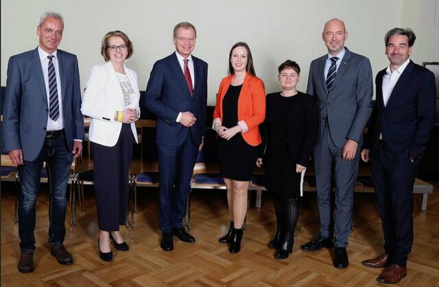  ÖVP Fraktion mit Landeshauptmann Thomas Stelzer (3. v. li.). | Foto: Klaus Mader