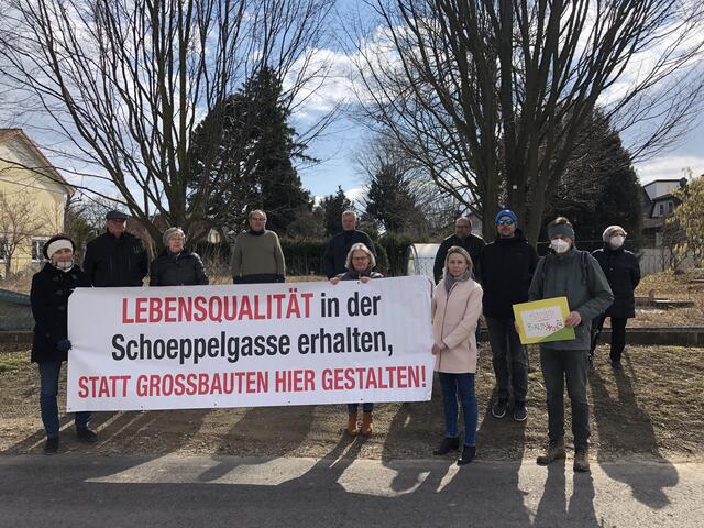 Bewohner der Schoeppelgasse/Deindorfstraße und Aktivisten sprechen sich für den Erhalt der Linde und gegen das Bauprojekt aus. | Foto: Sophie Brandl