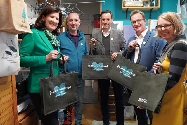 Individuelle Geschenke für jeden Geschmack erfüllen Martin (l.) und Victoria Mörth (r.) | Foto: STVP