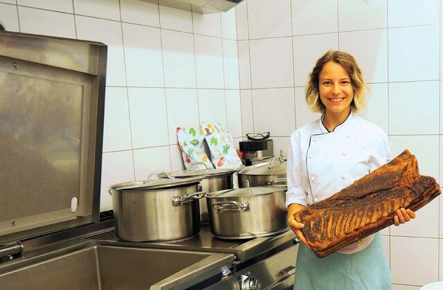 Claudia, die hier einen Bàchn Speck in Händen hält. | Foto: Greilhof