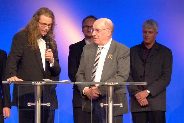 Bild 04: Die Fotosektion des Kamera Klub Landeck erhielt 2010 beim weltgrößten Fotosalon "Trierenberg Super Circuit" 3 Goldmedaillen und war zur Gala- Schlussveranstaltung nach Linz eingeladen. Der Klub erhielt als Mannschaft eine Medaille, mein Klubkollege Andreas Gfall (hinten rechts) und ich erhielten ebenfalls je eine Goldmedaille. Chairman Dr. Chris Hinterobermaier interviewte mich hier als Sektionsobmann des KKL.    | Foto: © by Helene Kramarcsik