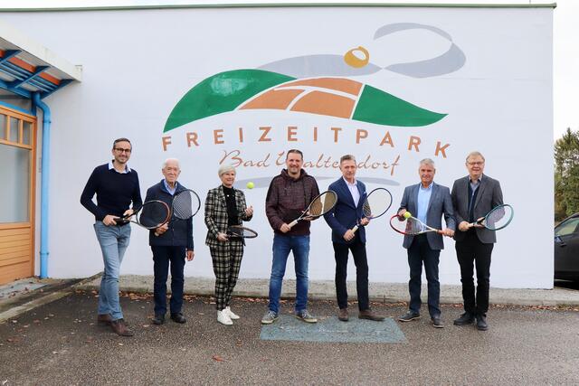 Peter Westner (2.v.r.) und Alexander Freitag (Mitte) präsentierten den hochkarätigen Gästen die Sportaktivpark-Erfolgsbilanz. | Foto: Alfred Mayer