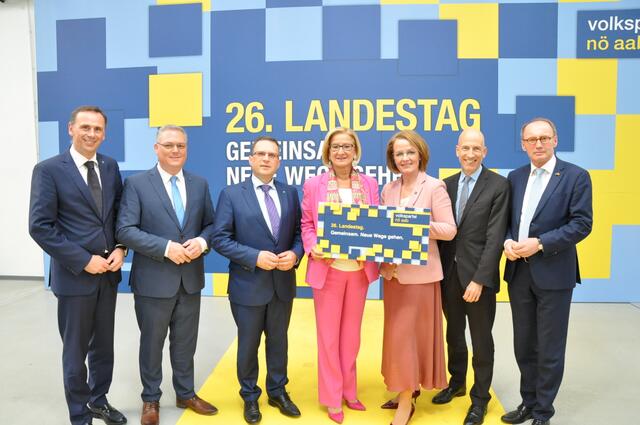 LR Jochen Danninger, NÖAAB Landesgeschäftsführer Simon Schmidt, ÖAAB Bundesobmann August Wöginger, Landeshauptfrau Johanna Mikl-Leitner, NÖAAB Landesobfrau Christiane Teschl-Hofmeister, Bundesminister Martin Kocher, EP-Vizepräsident Othmar Karas | Foto: NÖAAB