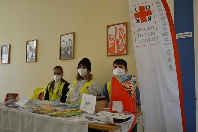 Riona, Lara und Felix betreuten den Jugendrotkreuz-Infostand. | Foto: Alex Fritsch