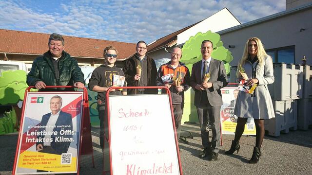 LAbg. Wolfgang Dolesch, Bgm. Andreas Hofer und Amela Hirzberger verteilten in Lafnitz Klimabäumchen. | Foto: SPÖ