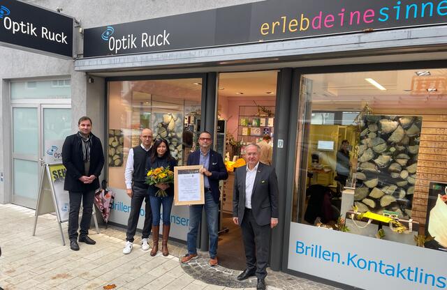 Geschäftsübernahme in der Bürgergasse in Feldbach: Vizebürgermeister Christian Ortauf, das Unternehmer-Paar Reinhard und Christiana Ruck, Vorbesitzer Otmar List und Bürgermeister Josef Ober (v.l.). | Foto: RegionalMedien