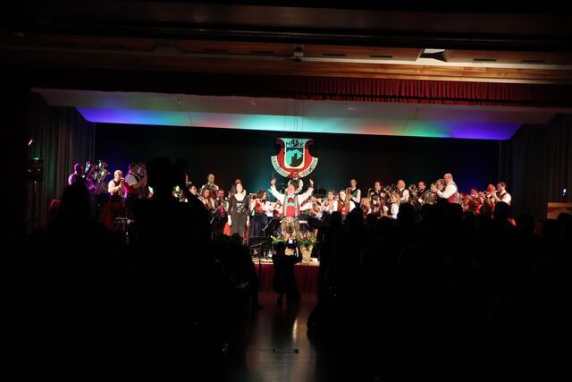 Standing Ovations für die Stadtmusik Landeck Perjen