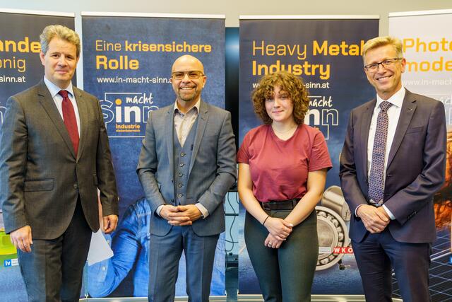 IV-NÖ-Präsident Thomas Salzer, Max Mayerhofer (Werbeagentur attack, Herbstkampagne Industrie NÖ), Sarah Fischer (Lehrling) und WKNÖ-Industrie-Spartenobmann Helmut Schwarzl. | Foto: Josef Bollwein