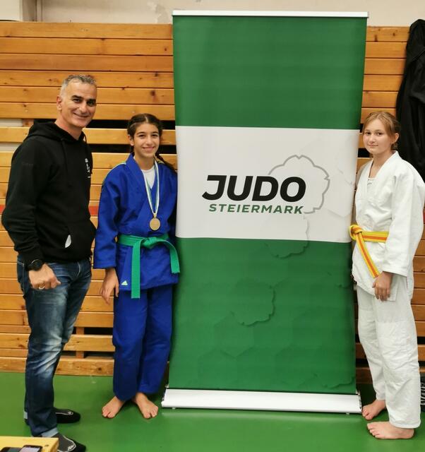 Trainer Rafie Fooladian mit Jana Fooladian und Mia Zettl. | Foto: Judo Club Bruck