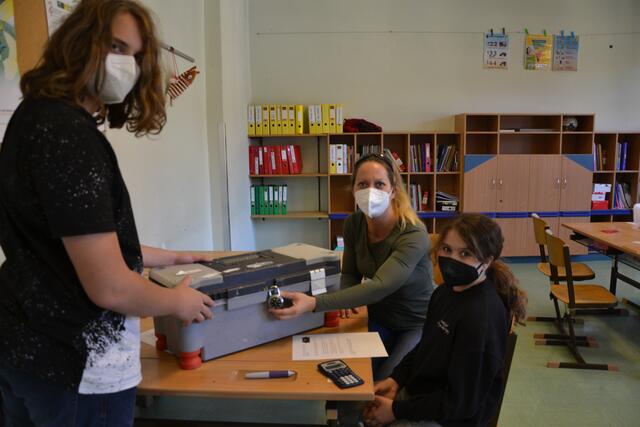 Paul Gruber, Lehrerin Karin Ebner und Besucherin Sladjana Macanovic | Foto: Alex Fritsch