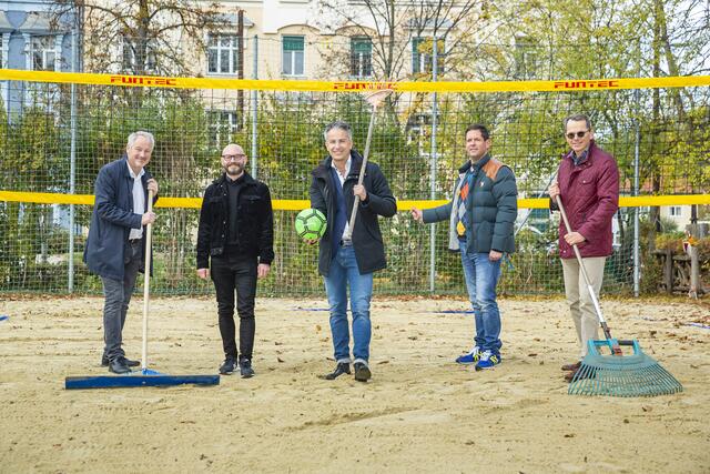 Freuen sich über den neuen Beachvolleyballplatz: Thomas Rajakovics, Hanno Wisiak, Kurt Hohensinner, Gerd Wilfling, Günter Hirner (v.l.) | Foto: Stadt Graz/Fischer