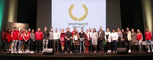 40 heimische Sportler aus Saalfelden wurden bei der Sportnacht für ihre sportlichen Leistungen geehrt. | Foto: Stadtgemeinde Saalfelden