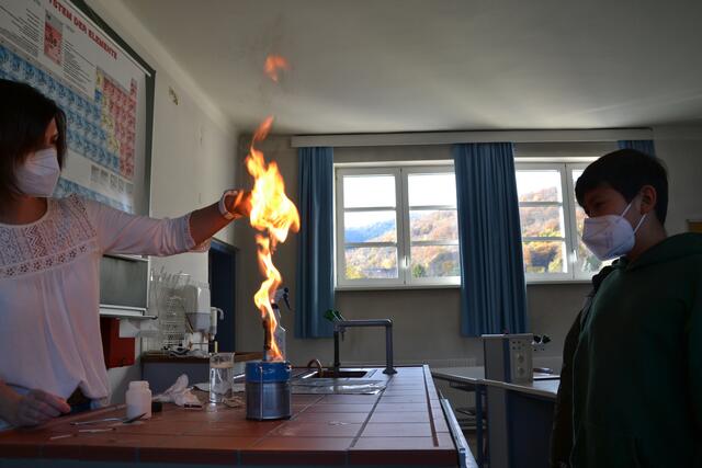Julia Schrittwieser experimentiert im Physiksaal mit dem Feuer. | Foto: Alex Fritsch