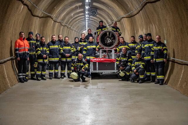 Die Teilnehmer des Übungstages für Ausbilder der Tunnelgrundausbildung des Bereichsfeuerwehrverbandes Leoben