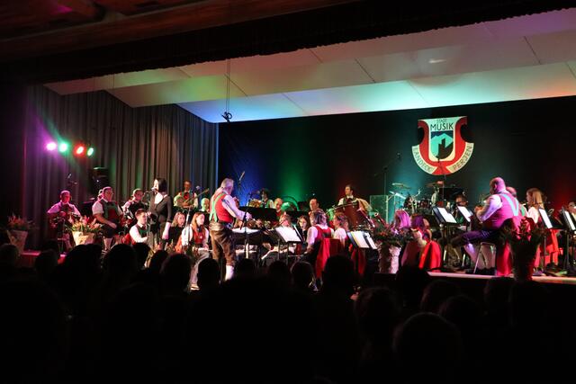 Pandemiebedingt konnte die Stadtmusik Landeck Perjen erst im Oktober beim traditionellen Maikonzert aufspielen und begeisterte mit anspruchsvoller Blasmusik.