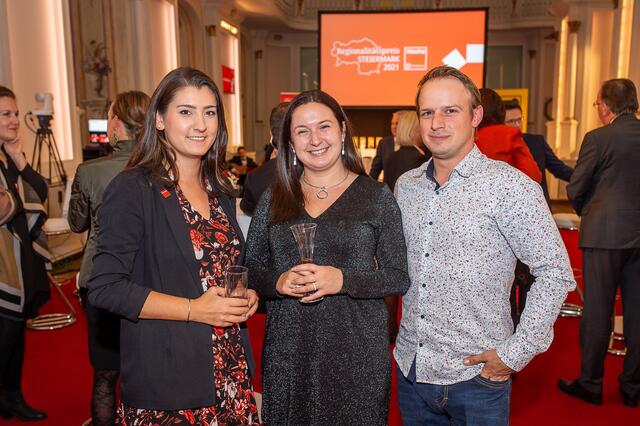 Manuela Kaluza, Geschäftsstellenleiterin der RegionalMedien Leoben, mit der Siegerin Bianca Portner und ihrem Gatten Michael (v.l.).